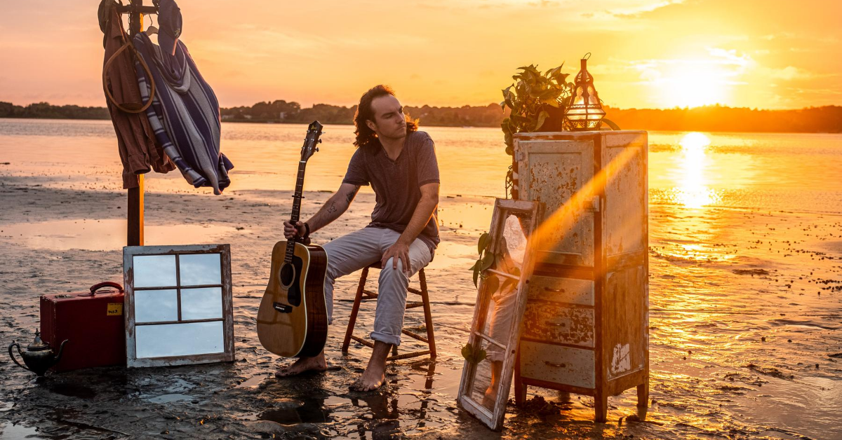 PREMIERE: GLENN THOMAS COVERS THE GRATEFUL DEAD’S “BLACK MUDDY RIVER”